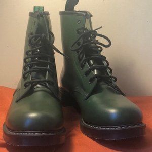 Never Worn Solovair Hi-Shine 8 Eye Derby Boot